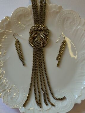 Wonderful VTG Long Gold-Tone Statement Liquid Mesh Chain Tassel Jewelry Set